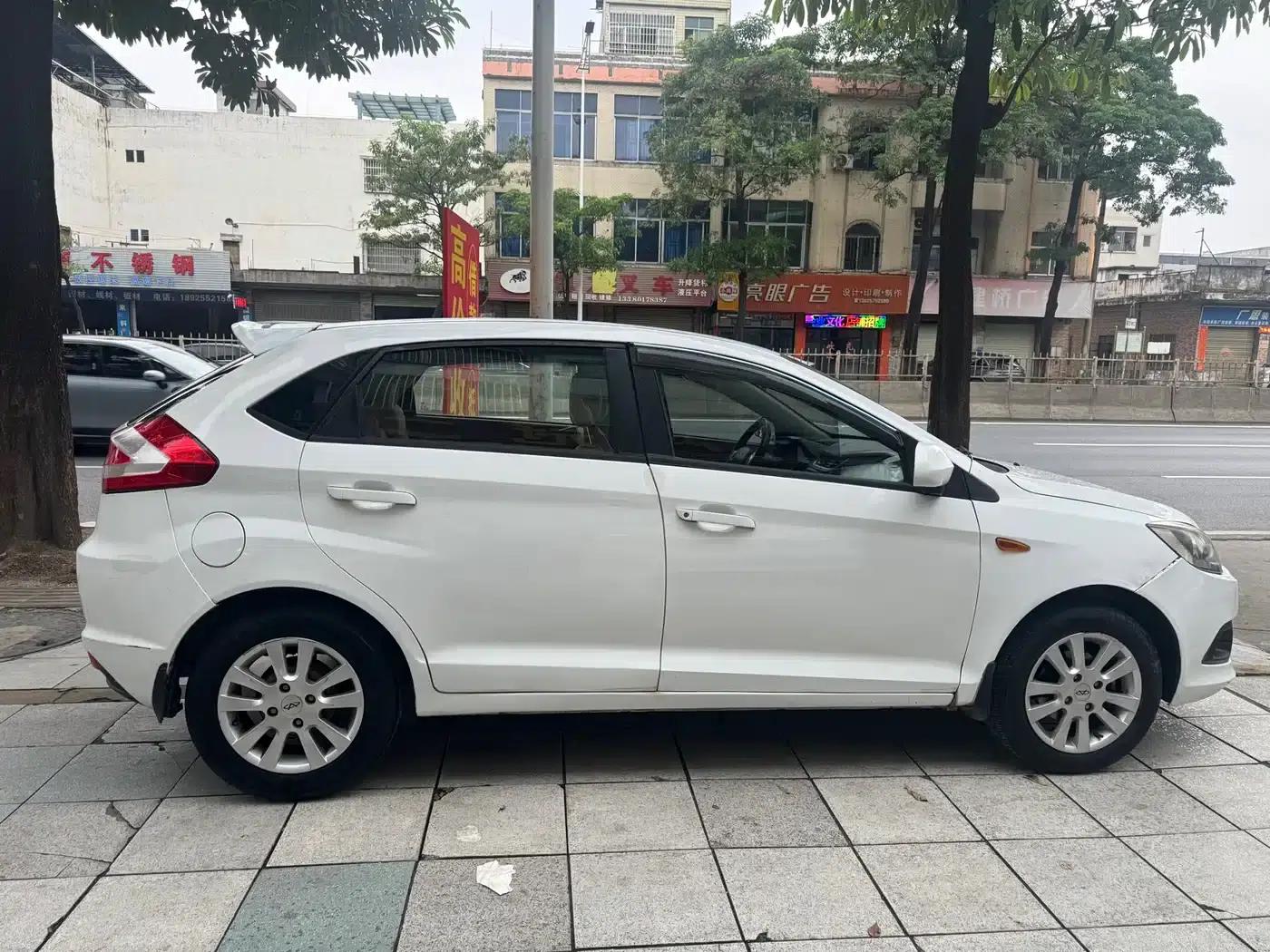 Fengyun 2 2013 Hatchback 1.5L Manual Elite Edition — миниатюра 4