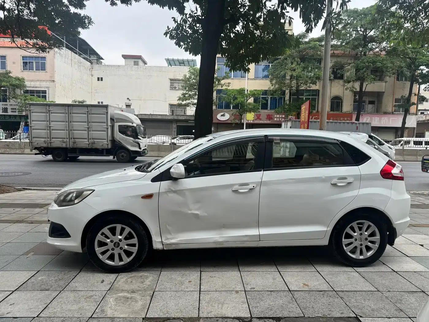 Fengyun 2 2013 Hatchback 1.5L Manual Elite Edition — миниатюра 5