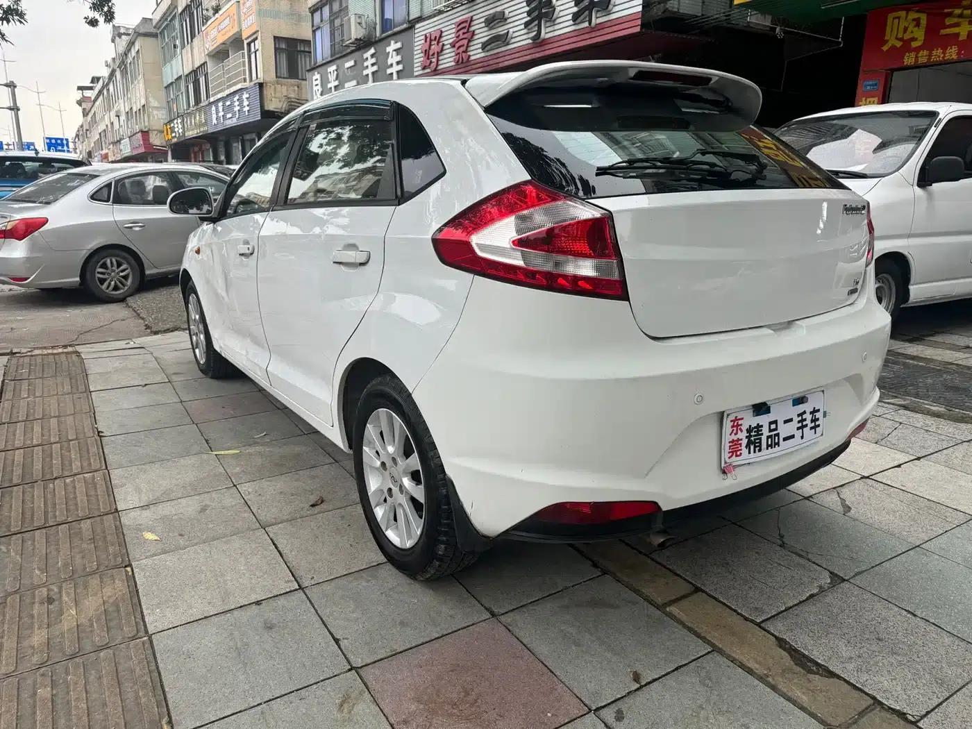 Fengyun 2 2013 Hatchback 1.5L Manual Elite Edition — миниатюра 6