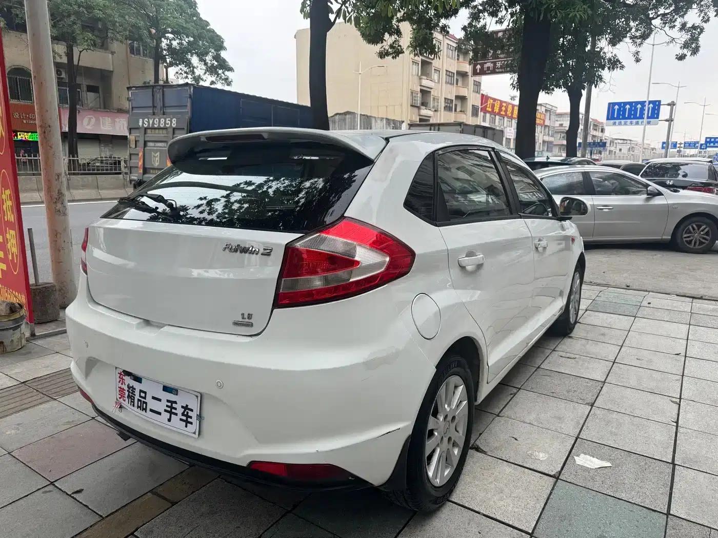 Fengyun 2 2013 Hatchback 1.5L Manual Elite Edition — миниатюра 8