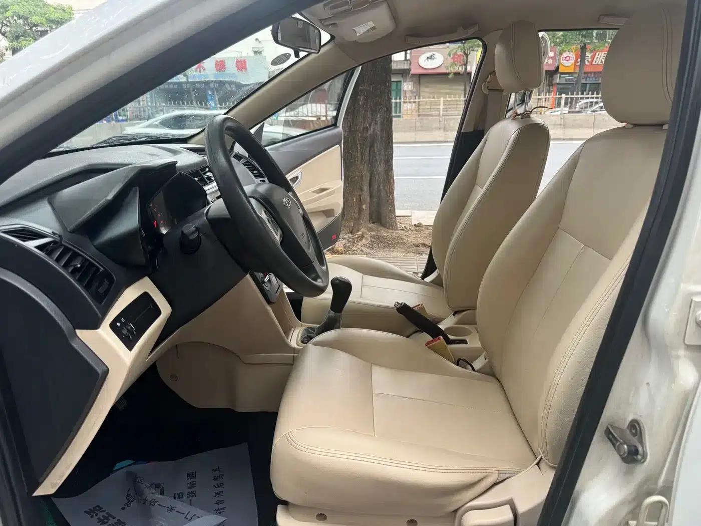Fengyun 2 2013 Hatchback 1.5L Manual Elite Edition — миниатюра 9