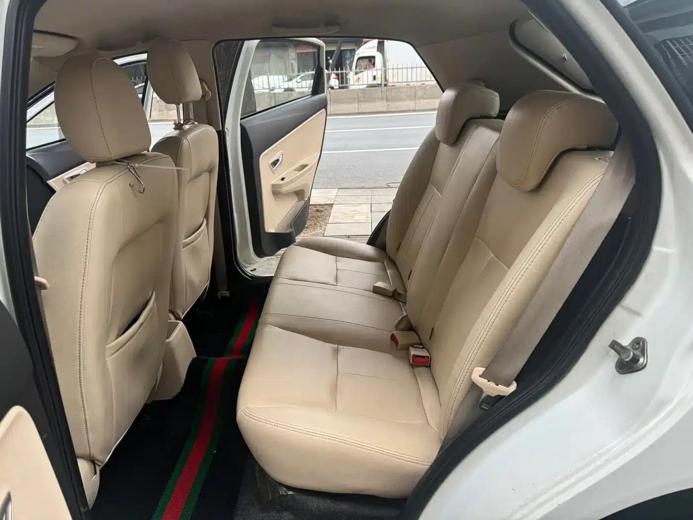 Fengyun 2 2013 Hatchback 1.5L Manual Elite Edition — миниатюра 10