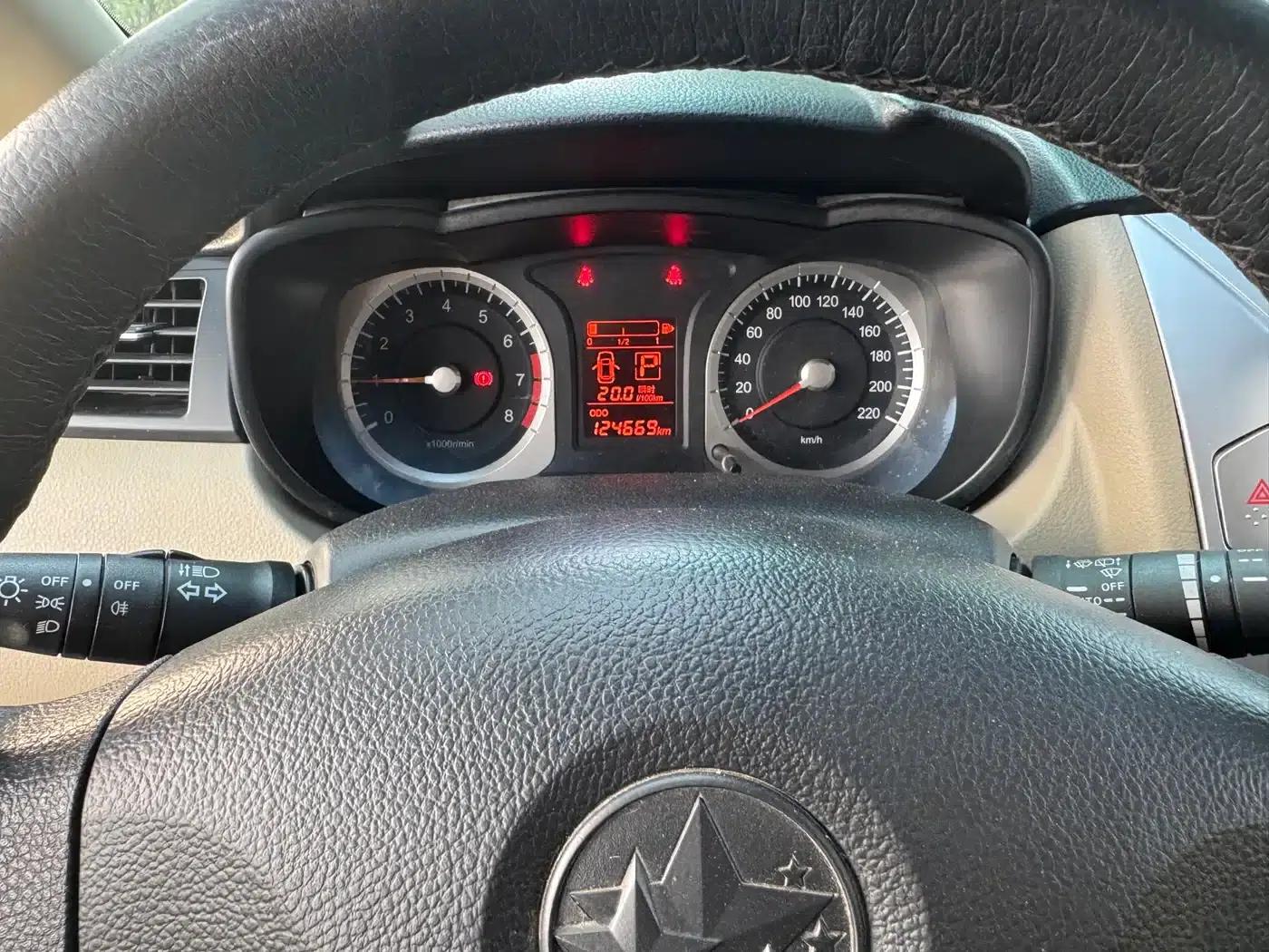 Venucia R50 2013 1.6L Automatic Fashion Edition — миниатюра 12