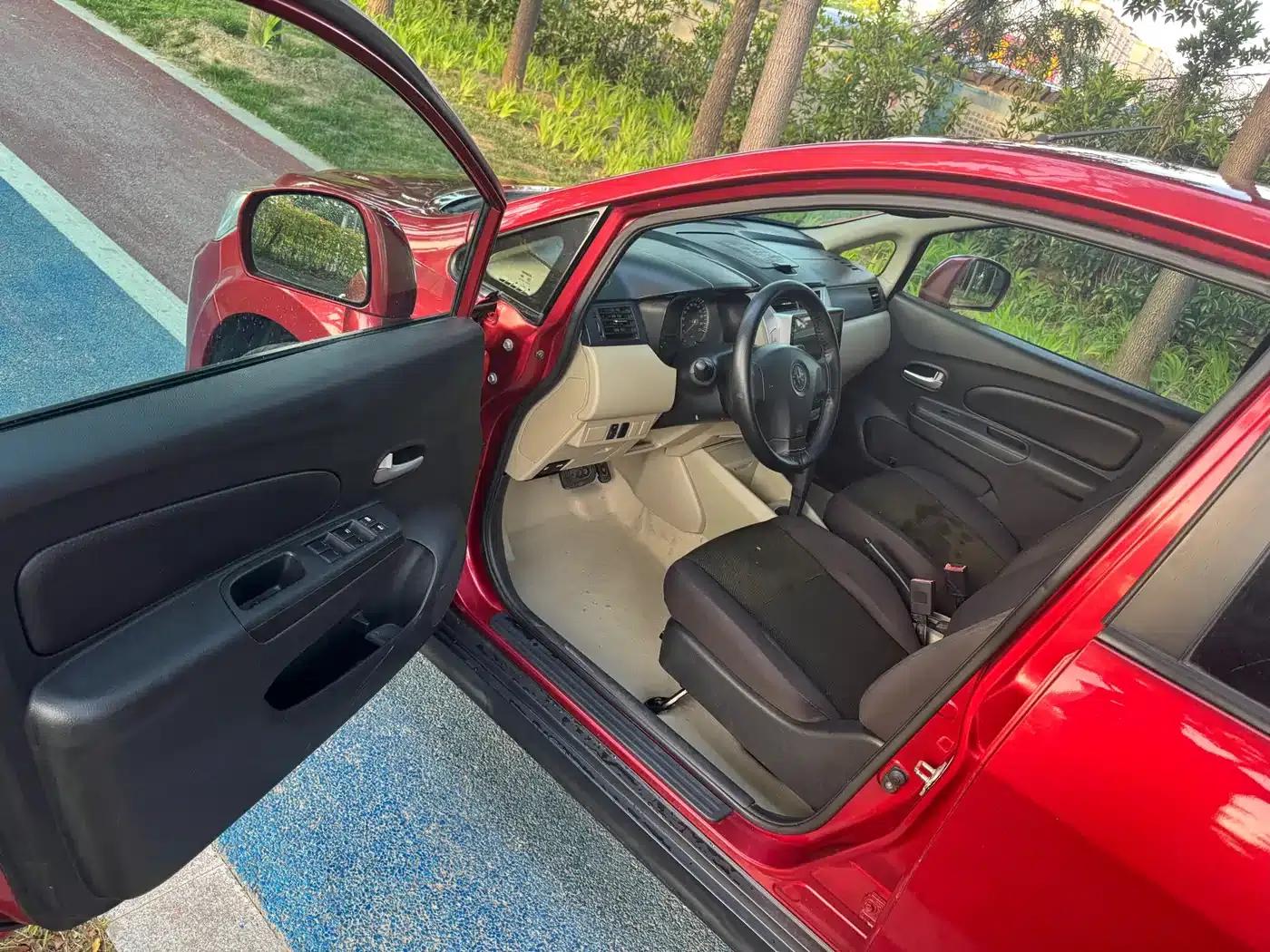 Venucia R50 2013 1.6L Automatic Fashion Edition — миниатюра 4