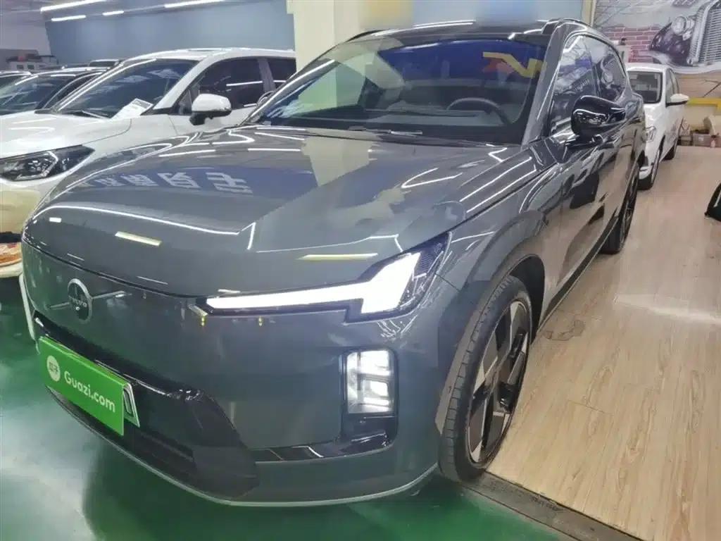 2026 Volvo XC70 Plug-in Hybrid, All-Wheel Drive, Ultra Range — миниатюра 1