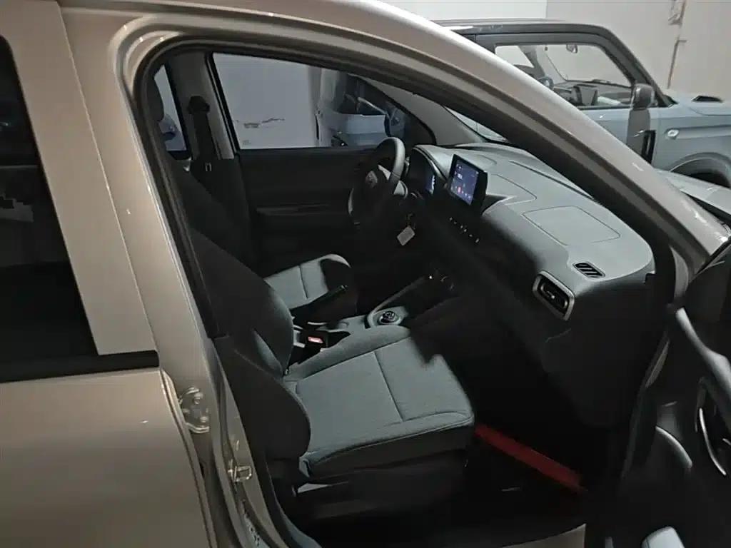 Wuling Hongguang New Energy 2024 Pure Electric Version 300KM Standard Edition — миниатюра 25