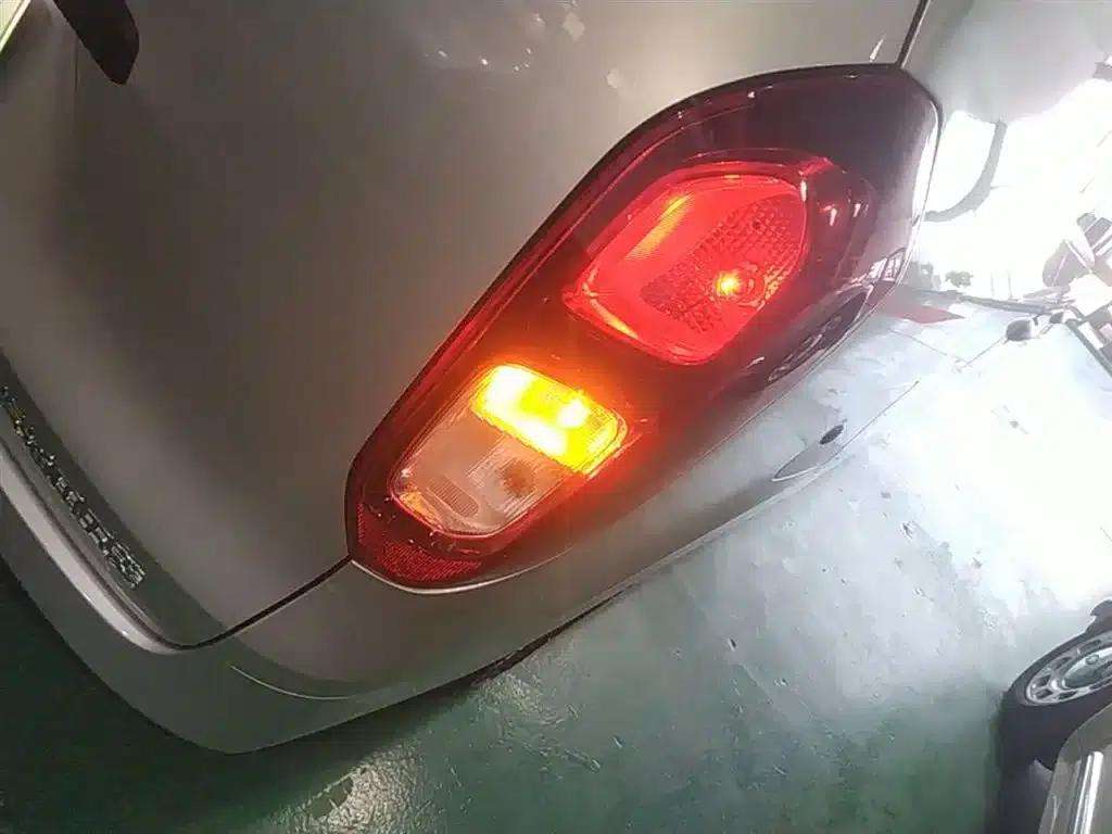 Wuling Hongguang New Energy 2025 Range-Extended Hybrid 50km Practical Model — миниатюра 8