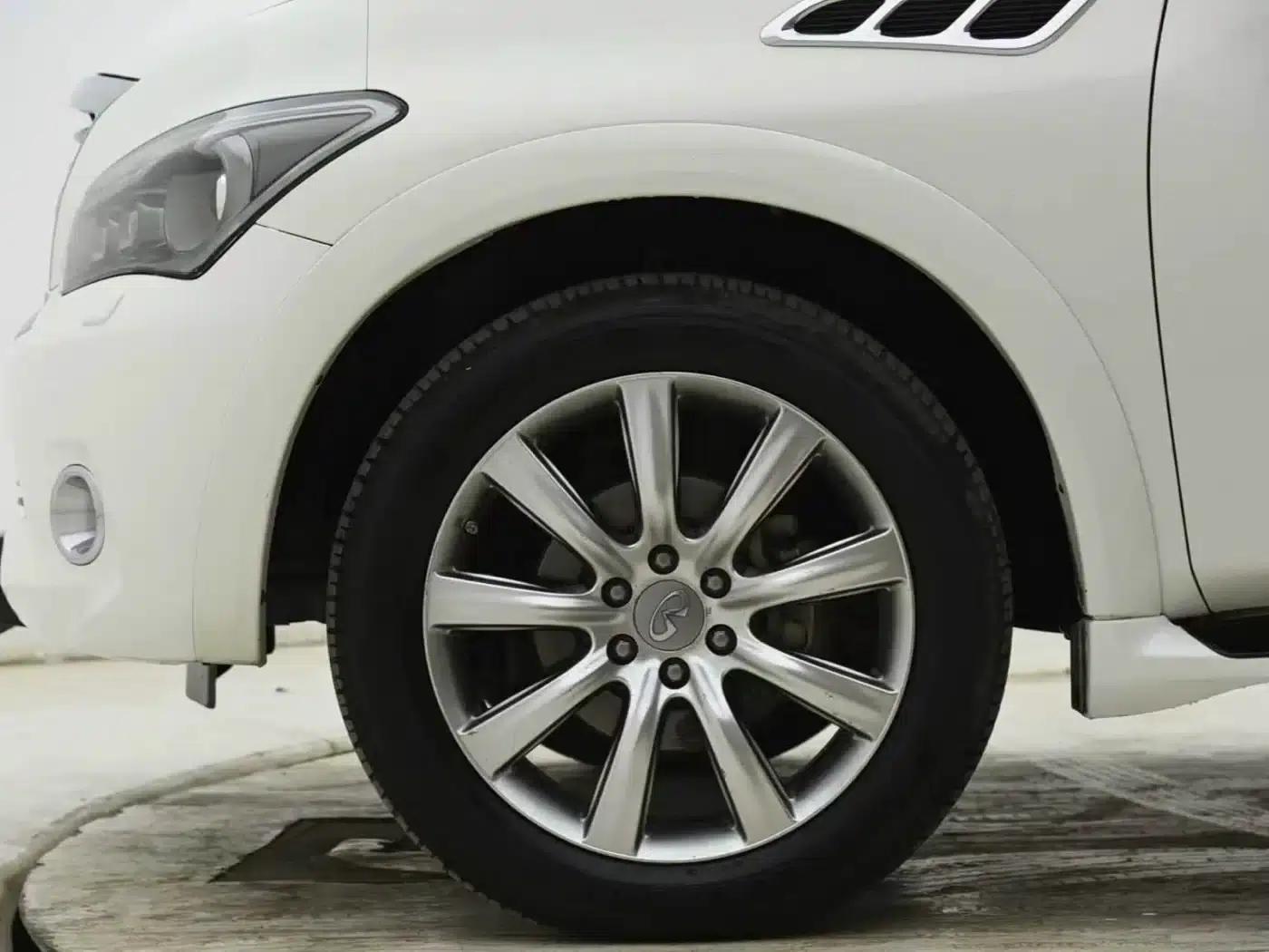 2011 Infiniti QX56 — миниатюра 5