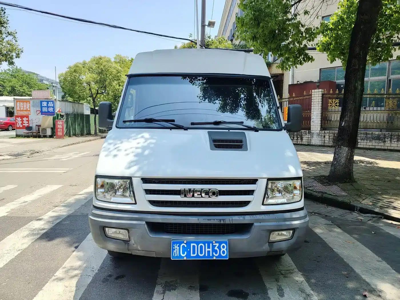 Iveco DeYi 2014 Model 2.8T-A40 NJ6604AC43S4 — миниатюра 2
