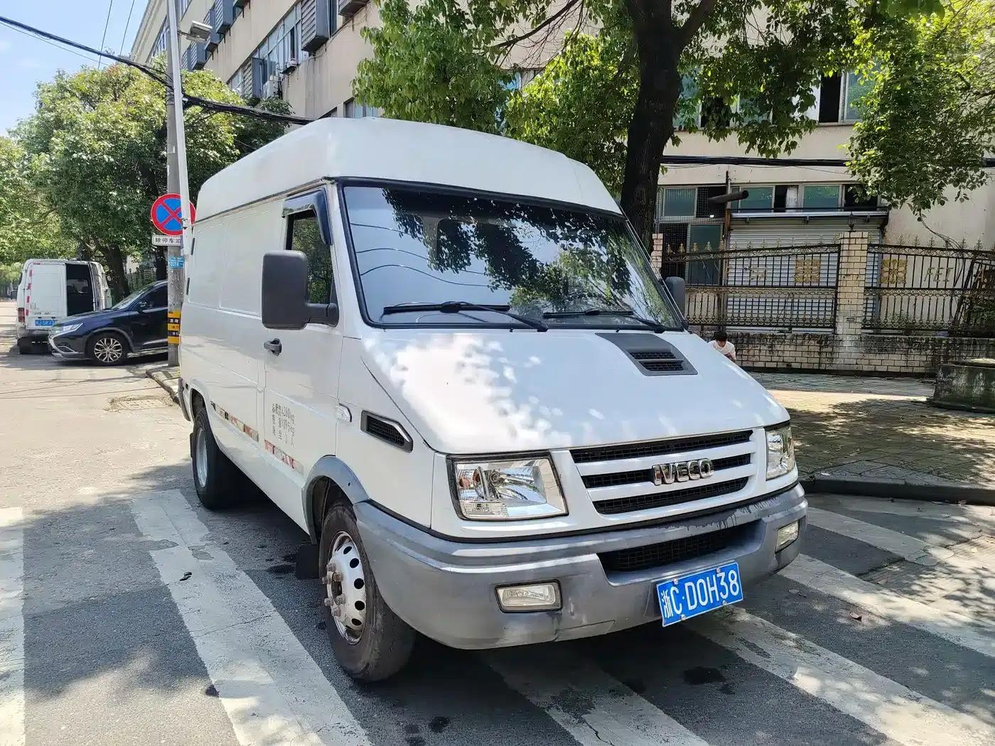 Iveco DeYi 2014 Model 2.8T-A40 NJ6604AC43S4 — миниатюра 3