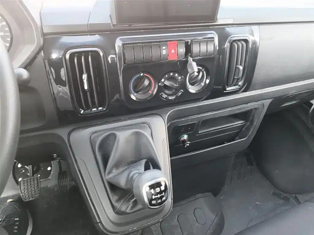 Iveco DeYi 2023 2.5T V40 Van, Long Wheelbase, Mid-Roof, Dual Tires, Side Sliding Door, 2-3 Seats — миниатюра 14