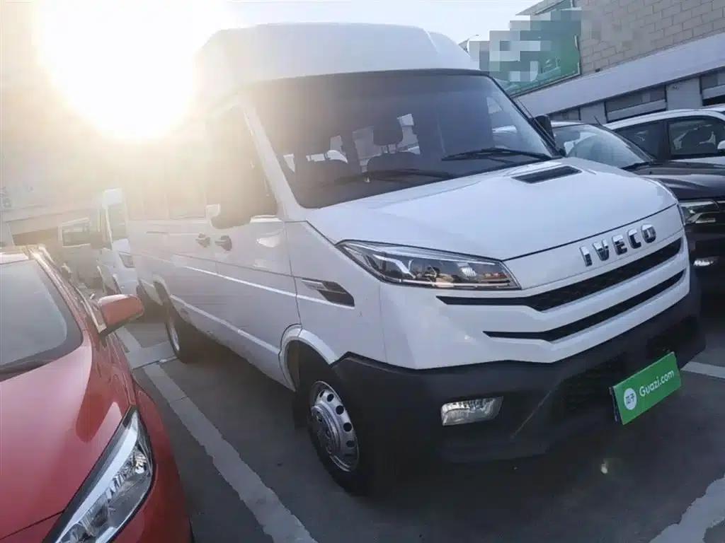 Iveco DeYi 2023 2.5T V40 Van, Long Wheelbase, Mid-Roof, Dual Tires, Side Sliding Door, 2-3 Seats — миниатюра 4