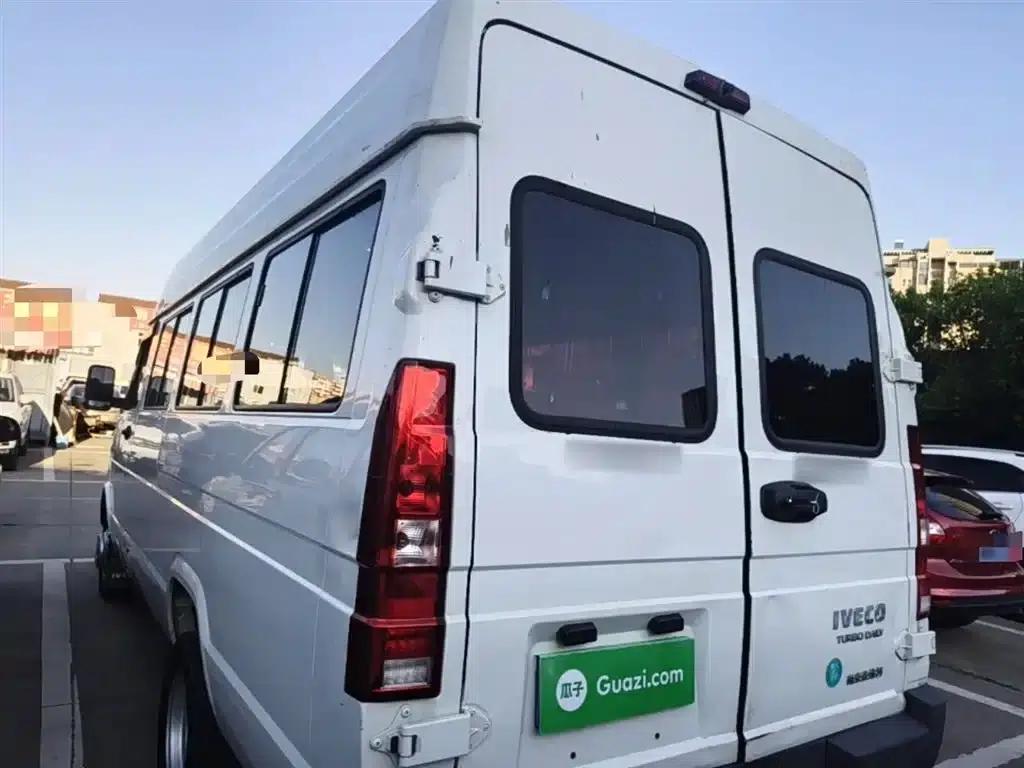 Iveco DeYi 2023 2.5T V40 Van, Long Wheelbase, Mid-Roof, Dual Tires, Side Sliding Door, 2-3 Seats — миниатюра 5