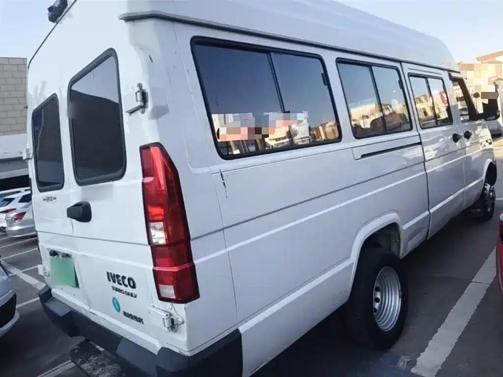 Iveco DeYi 2023 2.5T V40 Van, Long Wheelbase, Mid-Roof, Dual Tires, Side Sliding Door, 2-3 Seats — миниатюра 7