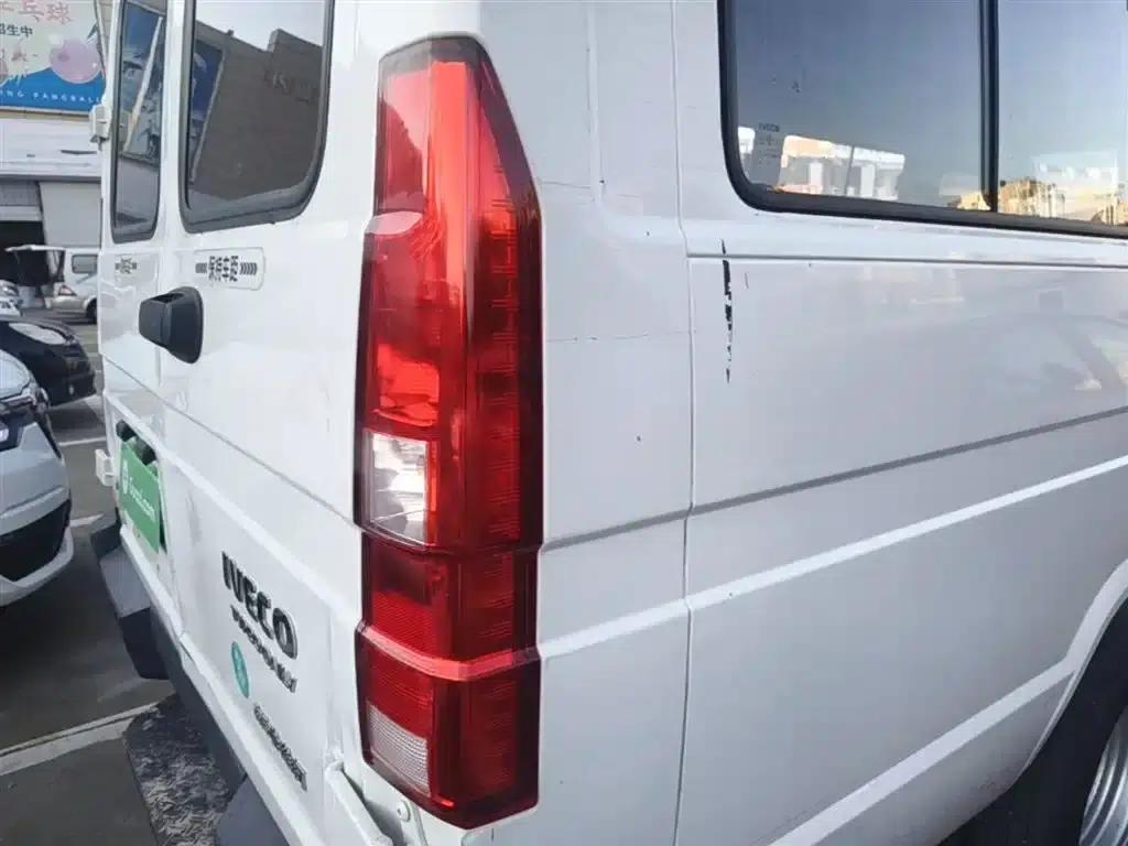 Iveco DeYi 2023 2.5T V40 Van, Long Wheelbase, Mid-Roof, Dual Tires, Side Sliding Door, 2-3 Seats — миниатюра 8