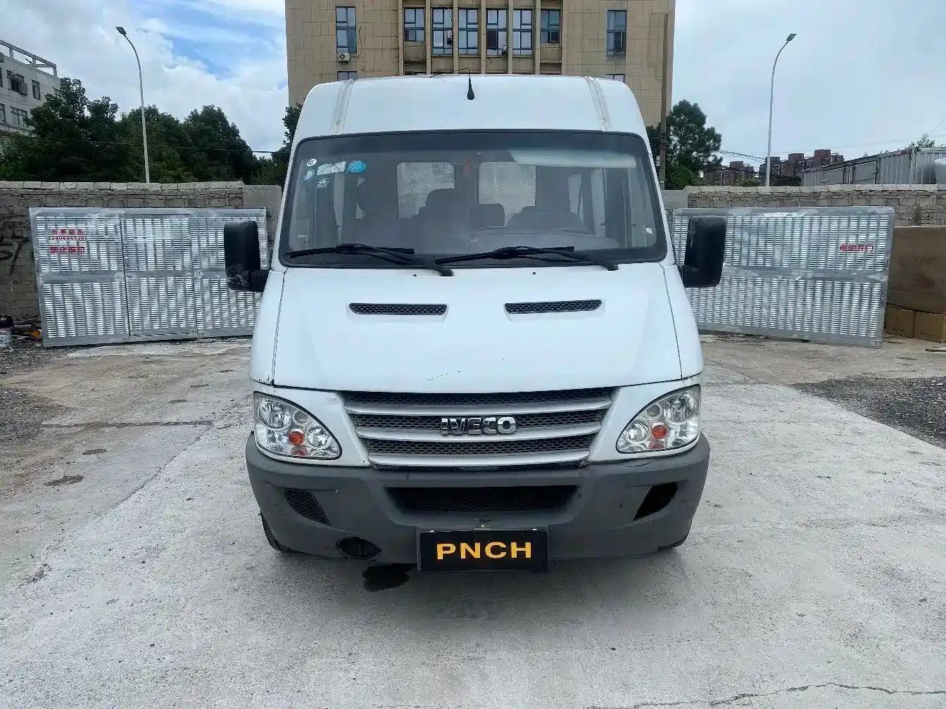 Iveco Baodi 2017 2.5T Premium A37 Bus with Mid-Roof, 6-7 Seats, 47Z5 — миниатюра 2