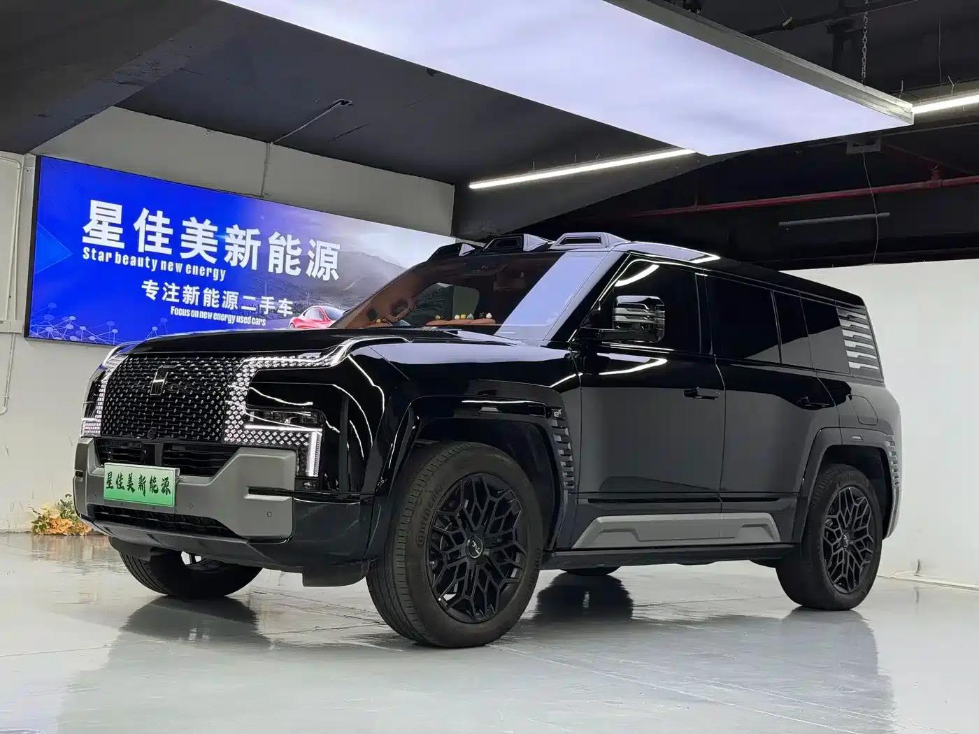 Looking up at the 2023 U8 Luxury Edition — миниатюра 1