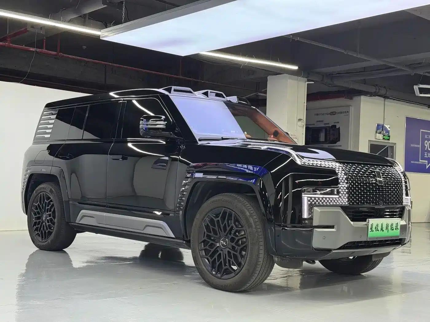Looking up at the 2023 U8 Luxury Edition — миниатюра 2