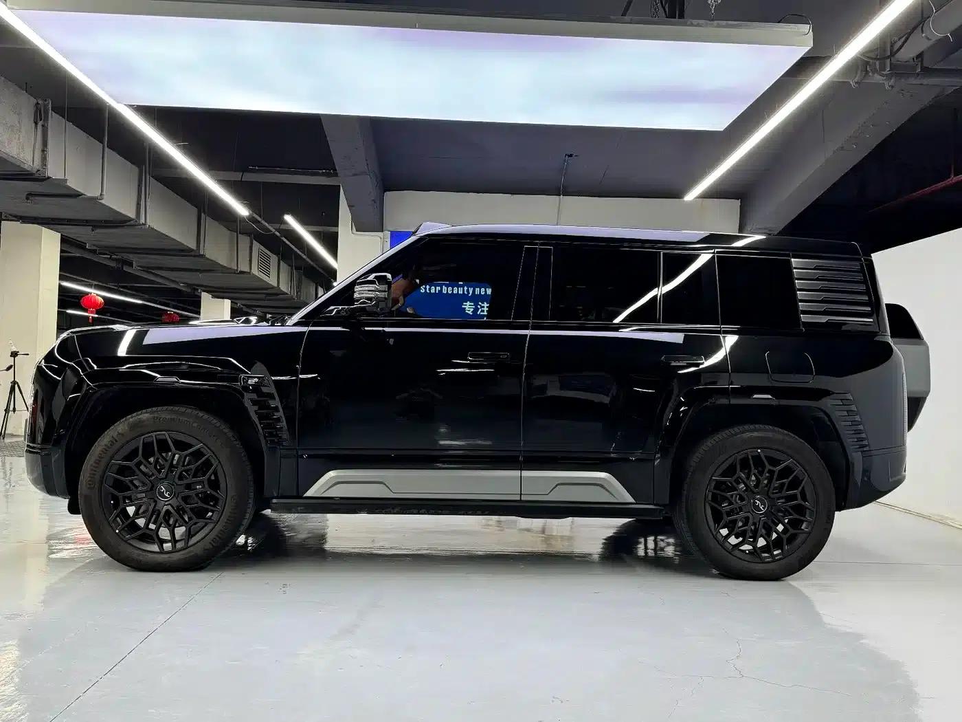 Looking up at the 2023 U8 Luxury Edition — миниатюра 4
