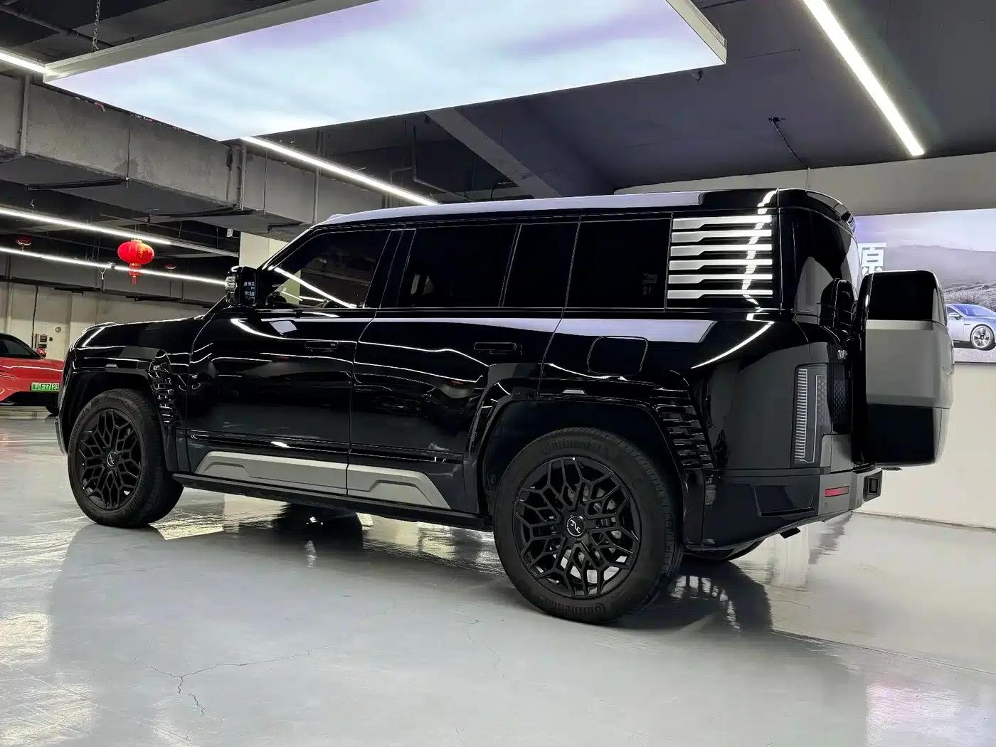 Looking up at the 2023 U8 Luxury Edition — миниатюра 5