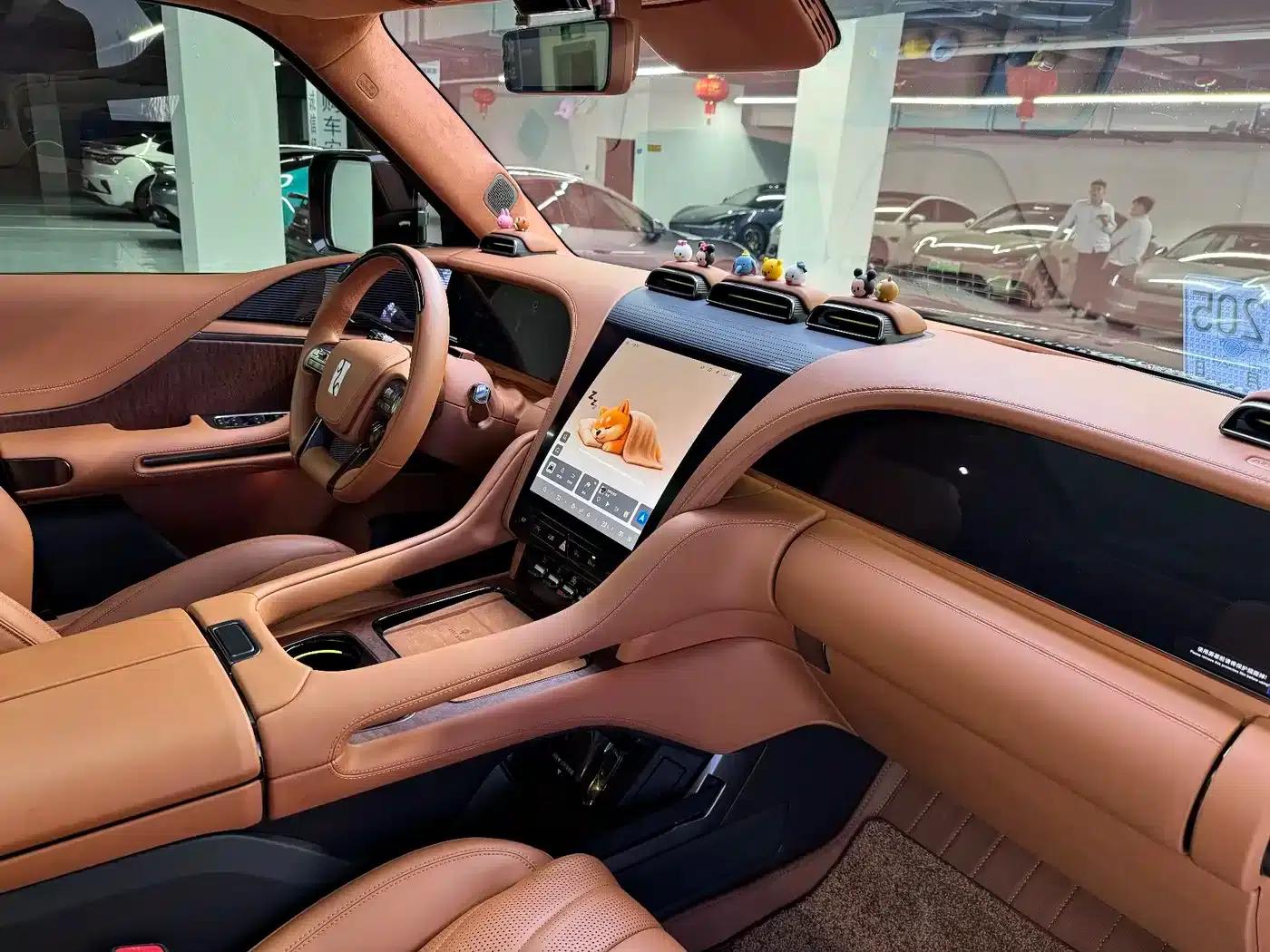 Looking up at the 2023 U8 Luxury Edition — миниатюра 7