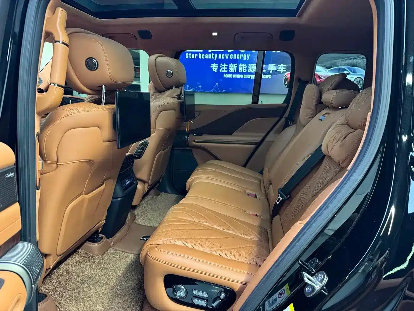 Looking up at the 2023 U8 Luxury Edition — миниатюра 9