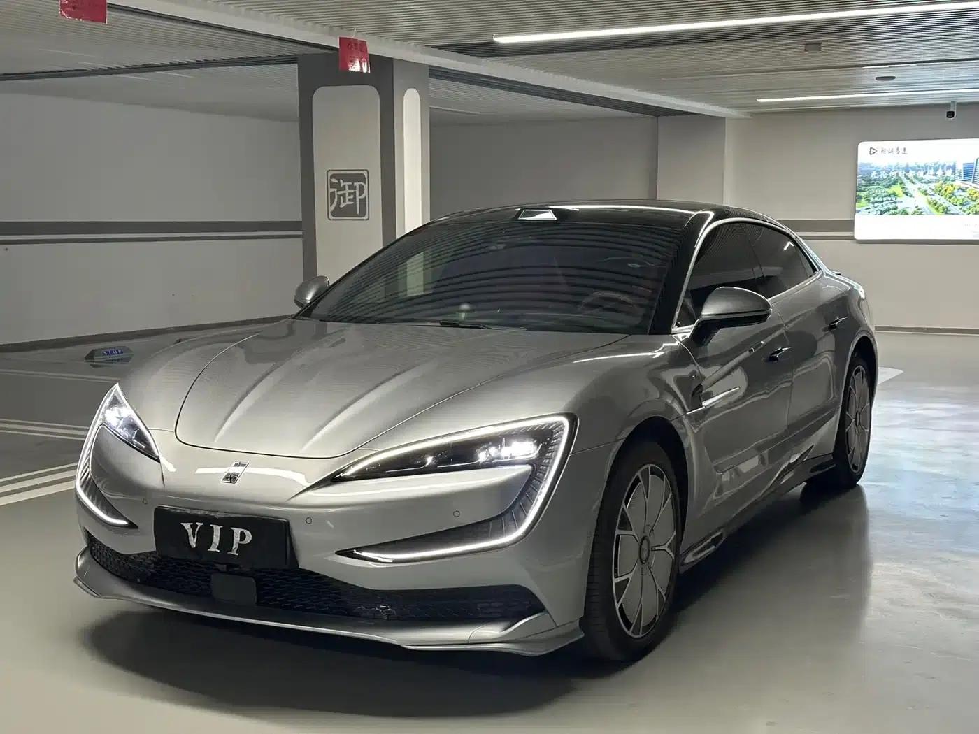 Looking up at the U7 2025 EV five-seater luxury edition — миниатюра 1