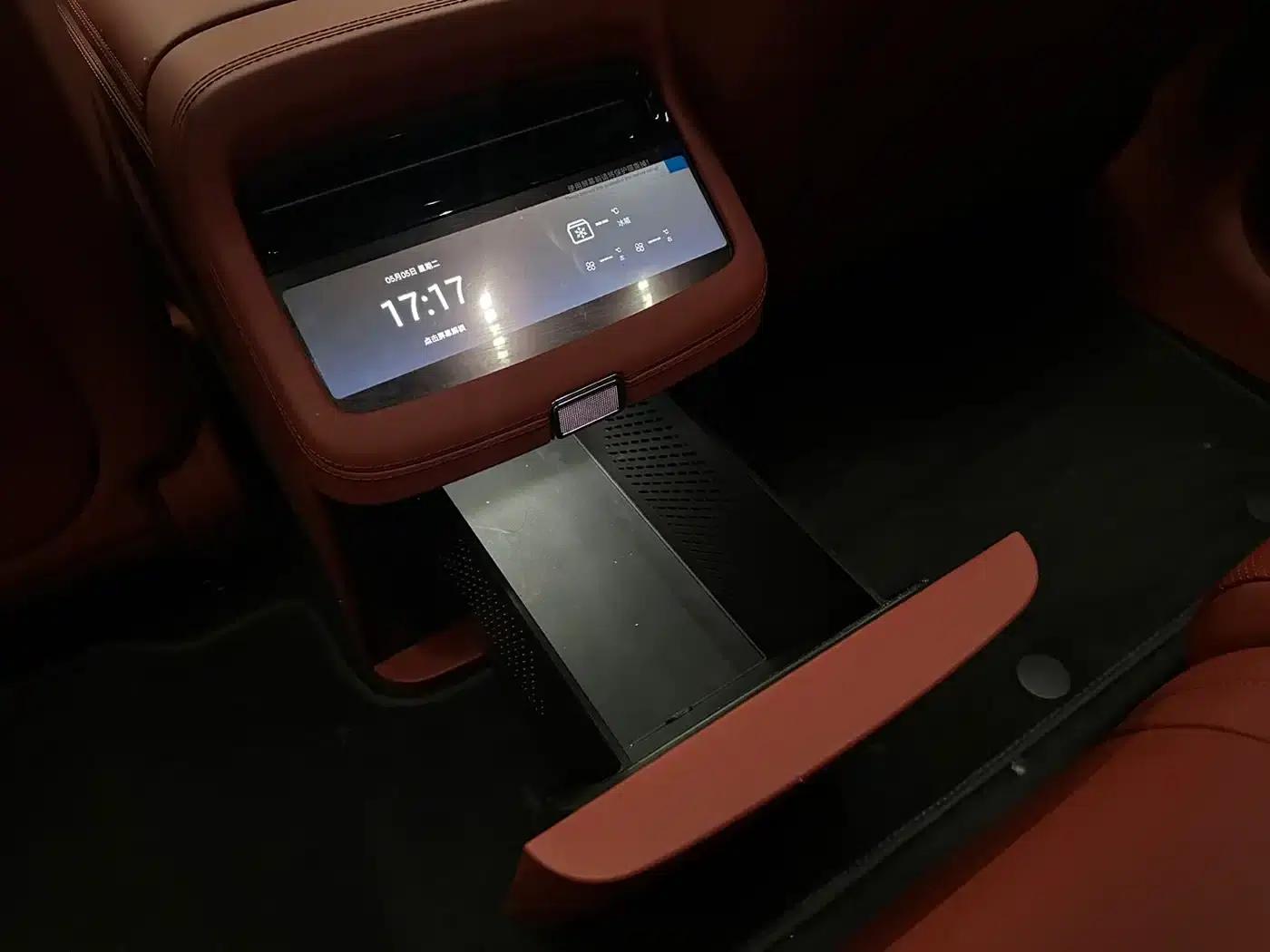 Looking up at the U7 2025 EV five-seater luxury edition — миниатюра 15