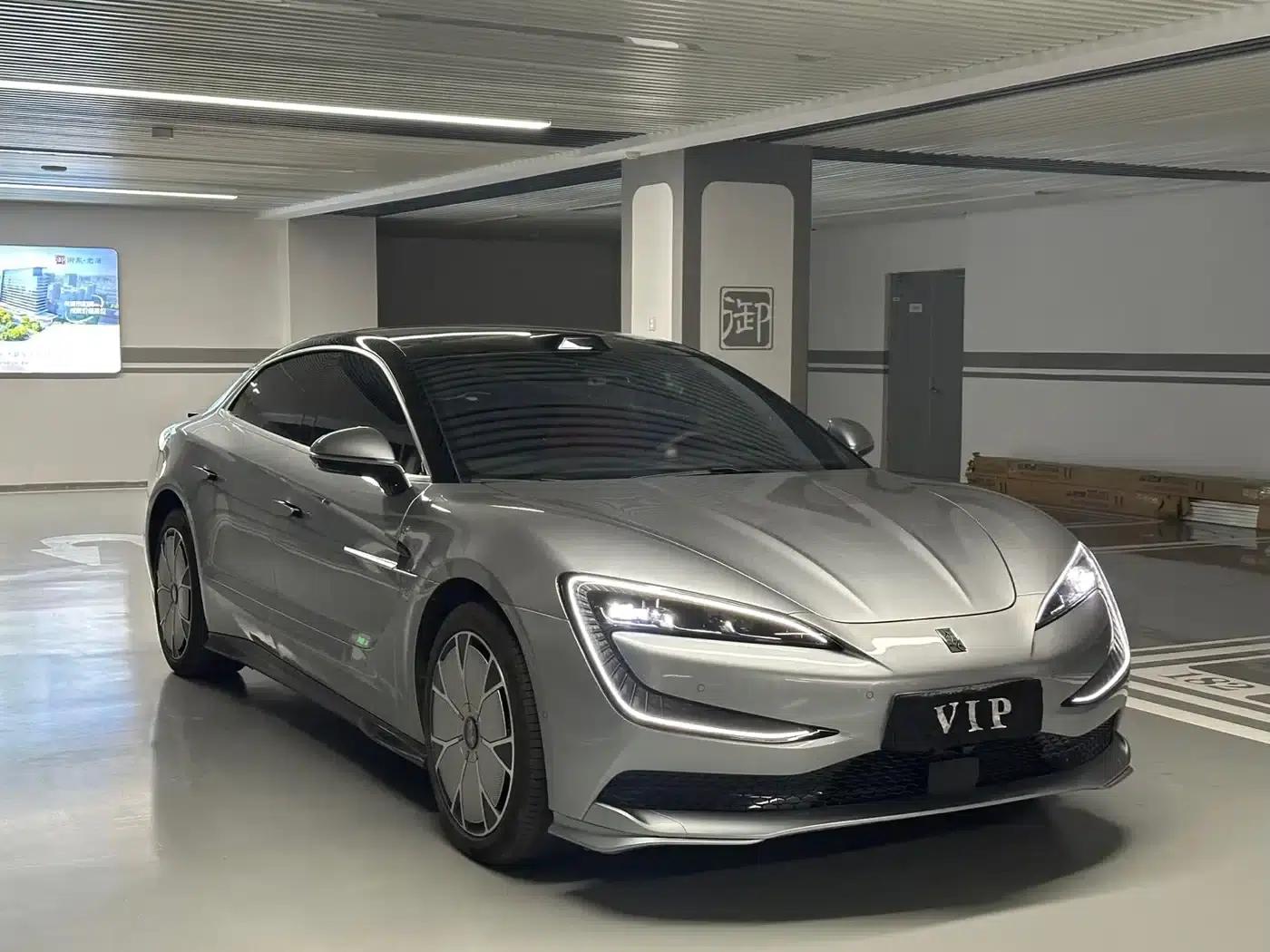 Looking up at the U7 2025 EV five-seater luxury edition — миниатюра 3