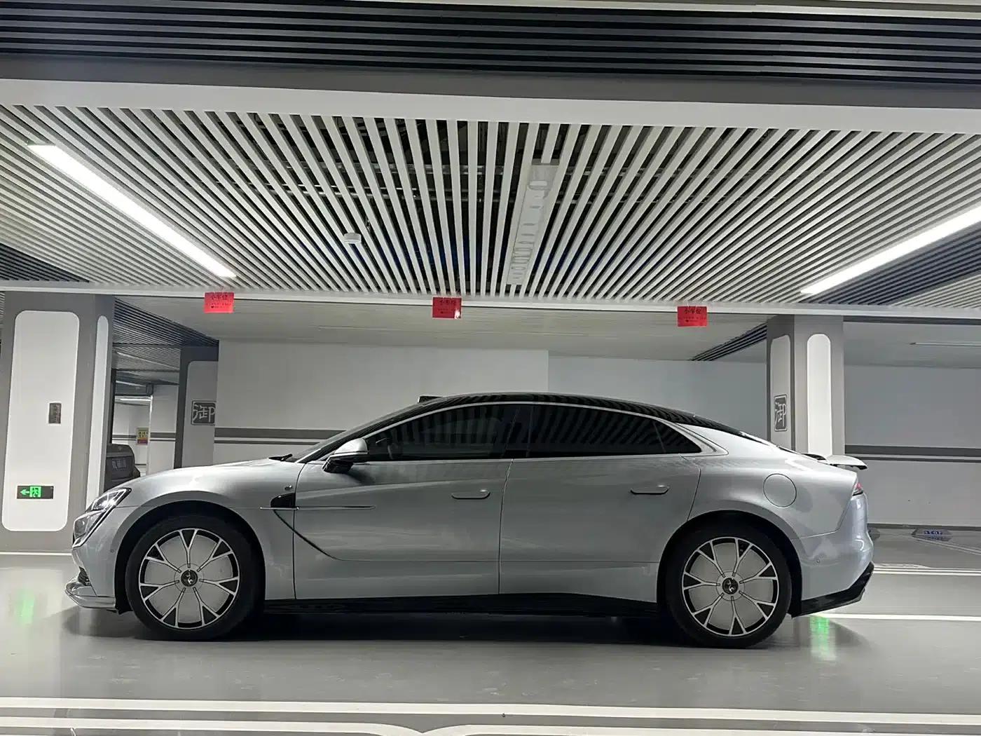 Looking up at the U7 2025 EV five-seater luxury edition — миниатюра 23