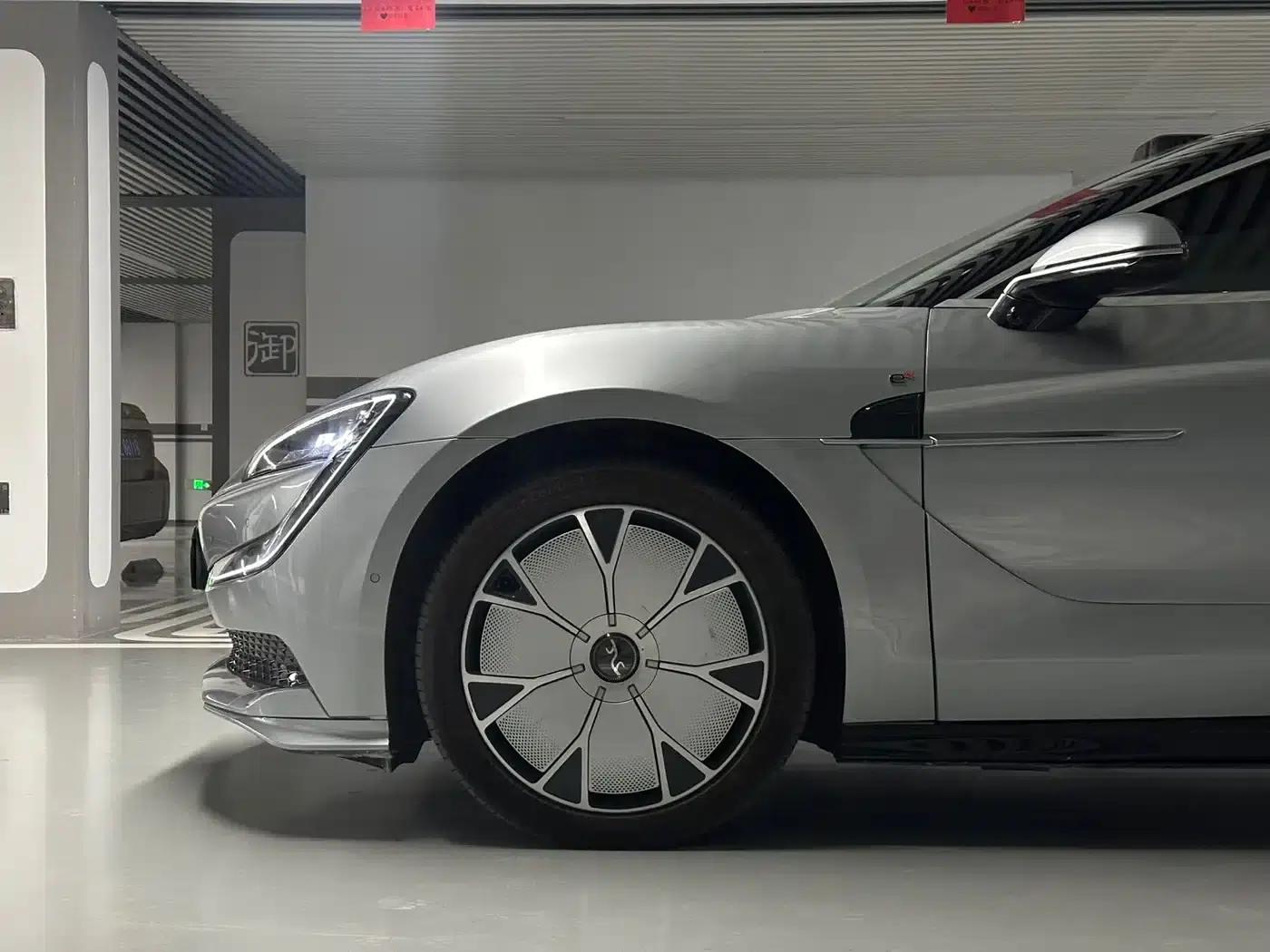 Looking up at the U7 2025 EV five-seater luxury edition — миниатюра 4