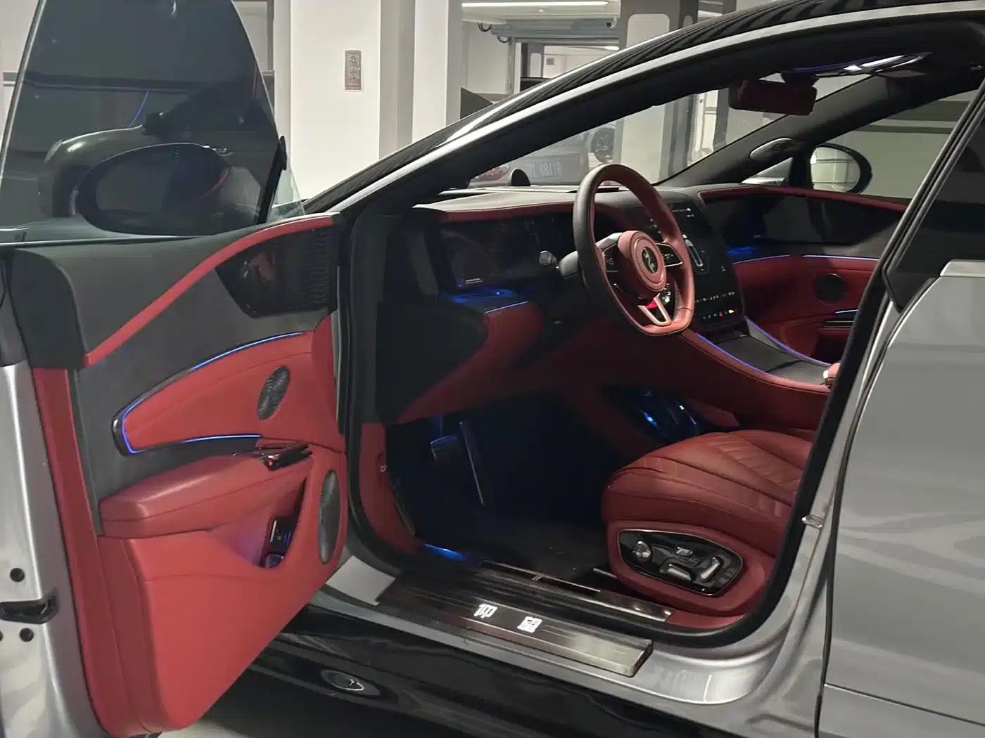 Looking up at the U7 2025 EV five-seater luxury edition — миниатюра 5