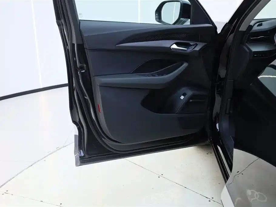 Audi Q6 2024 40 TFSI quattro Cloud View Edition, Feathered Forest Package, 7-seater — миниатюра 27