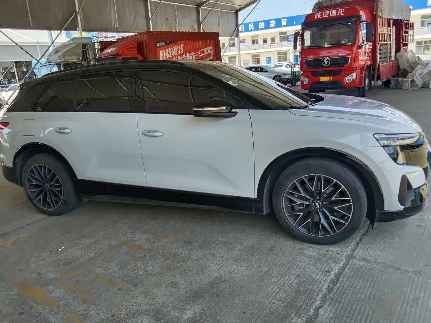 Audi Q5 e-tron 2023 Model 40 e-tron Star Edition Mech Suit — миниатюра 4