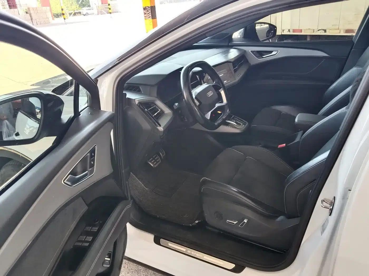 Audi Q5 e-tron 2023 Model 40 e-tron Star Edition Mech Suit — миниатюра 6