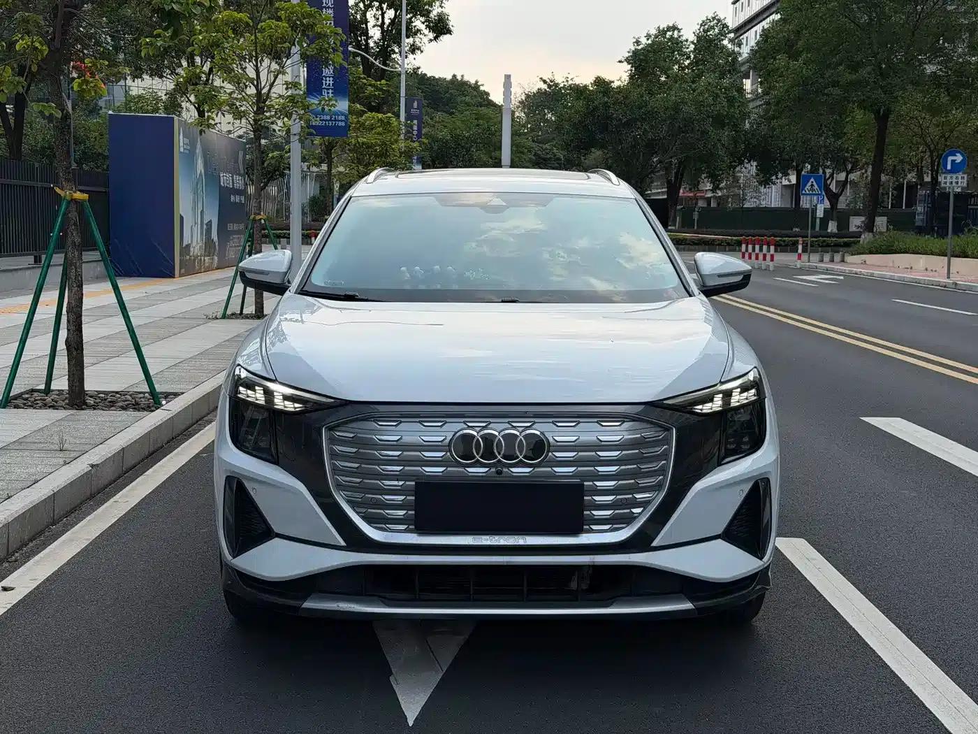 Audi Q5 e-tron 2022 Model 40 e-tron Star Edition - Fashion Set — миниатюра 2