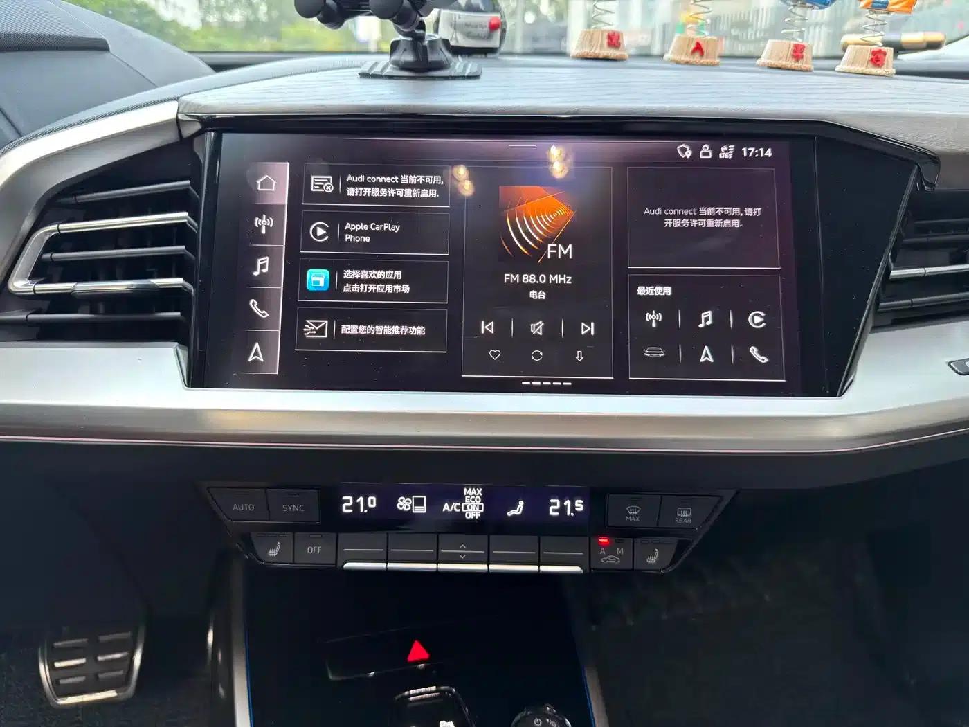 Audi Q5 e-tron 2022 Model 40 e-tron Star Edition - Fashion Set — миниатюра 19