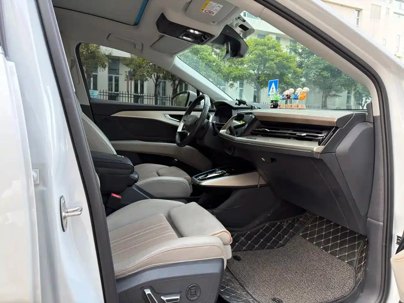 Audi Q5 e-tron 2022 Model 40 e-tron Star Edition - Fashion Set — миниатюра 20