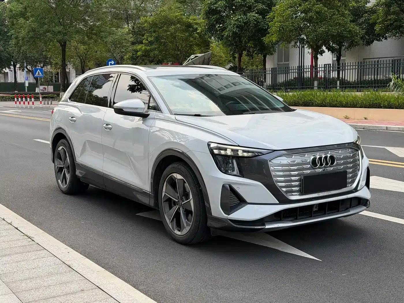 Audi Q5 e-tron 2022 Model 40 e-tron Star Edition - Fashion Set — миниатюра 3