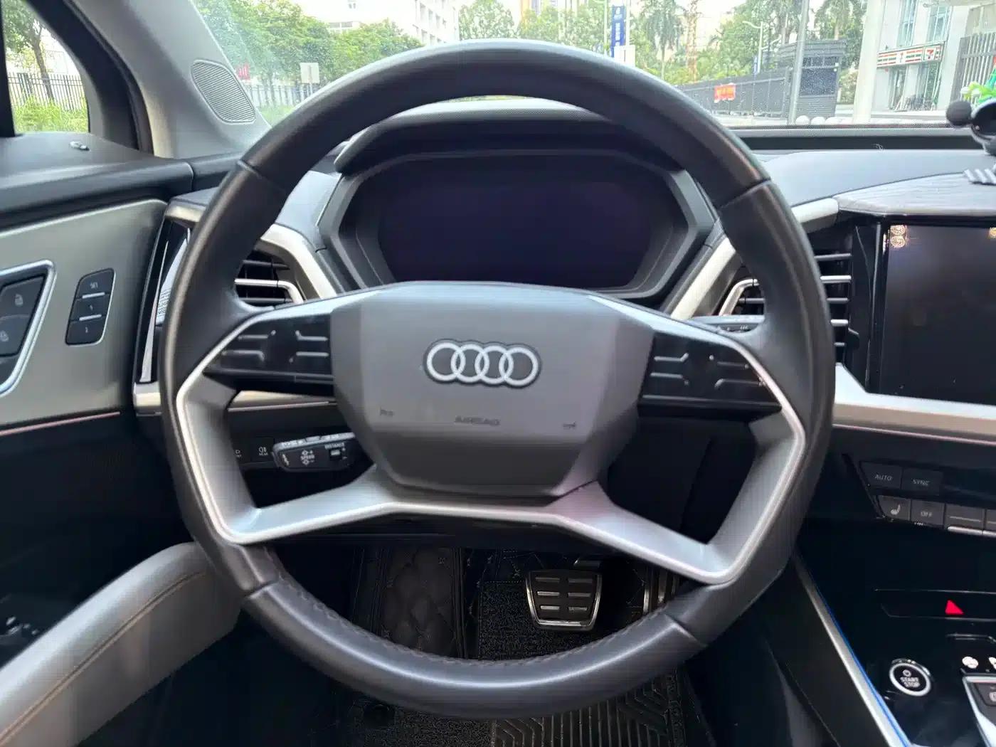 Audi Q5 e-tron 2022 Model 40 e-tron Star Edition - Fashion Set — миниатюра 22