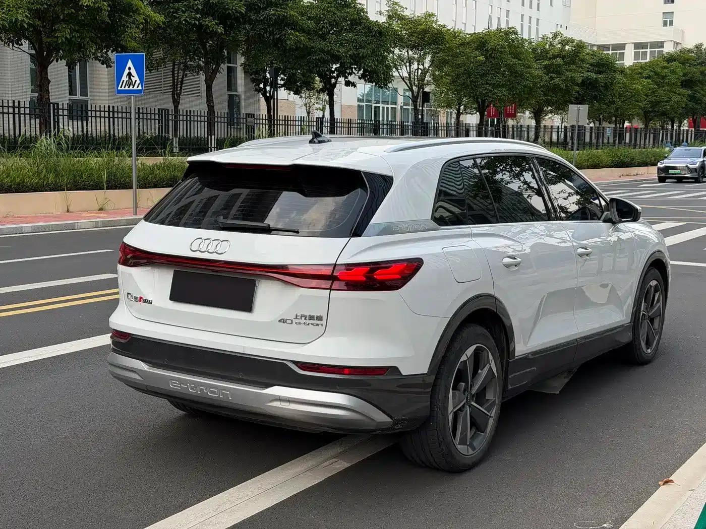 Audi Q5 e-tron 2022 Model 40 e-tron Star Edition - Fashion Set — миниатюра 5