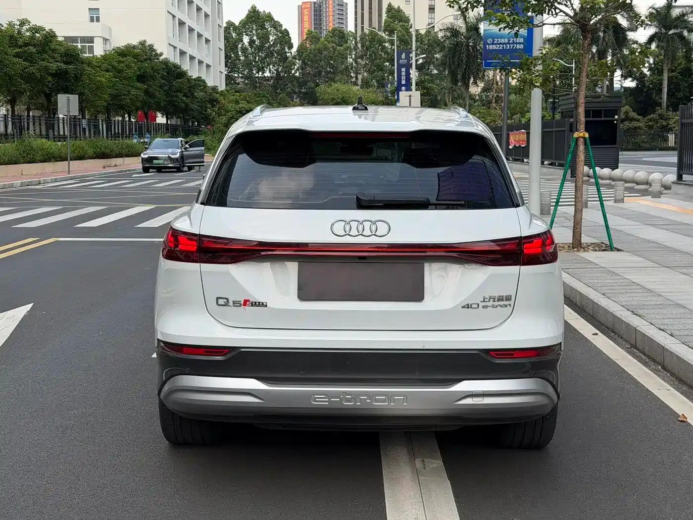Audi Q5 e-tron 2022 Model 40 e-tron Star Edition - Fashion Set — миниатюра 6