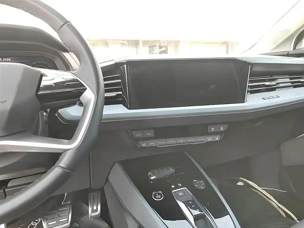 Audi Q5 e-tron 2023 Model 40 e-tron Star Edition - Fashion Set — миниатюра 13