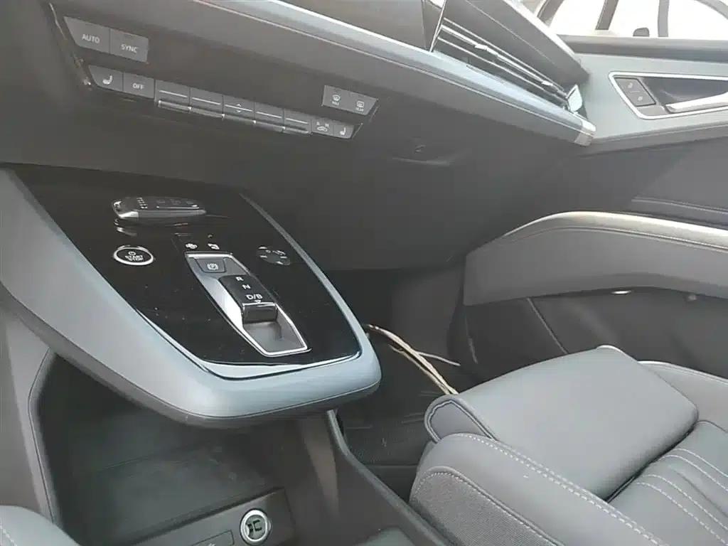 Audi Q5 e-tron 2023 Model 40 e-tron Star Edition - Fashion Set — миниатюра 14
