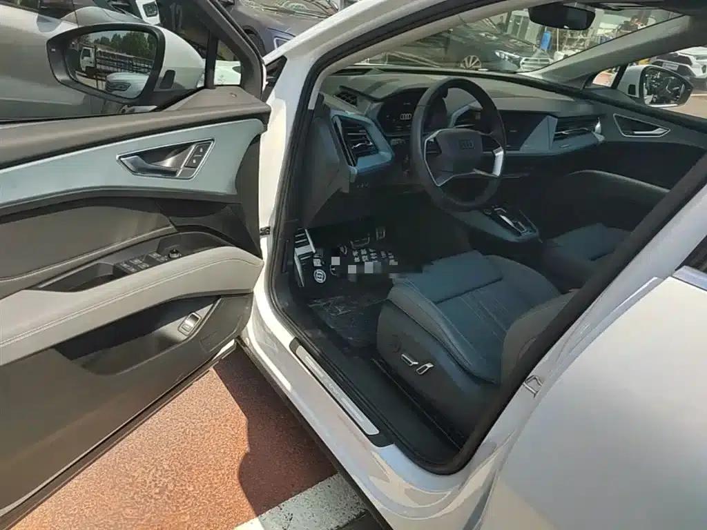 Audi Q5 e-tron 2023 Model 40 e-tron Star Edition - Fashion Set — миниатюра 16