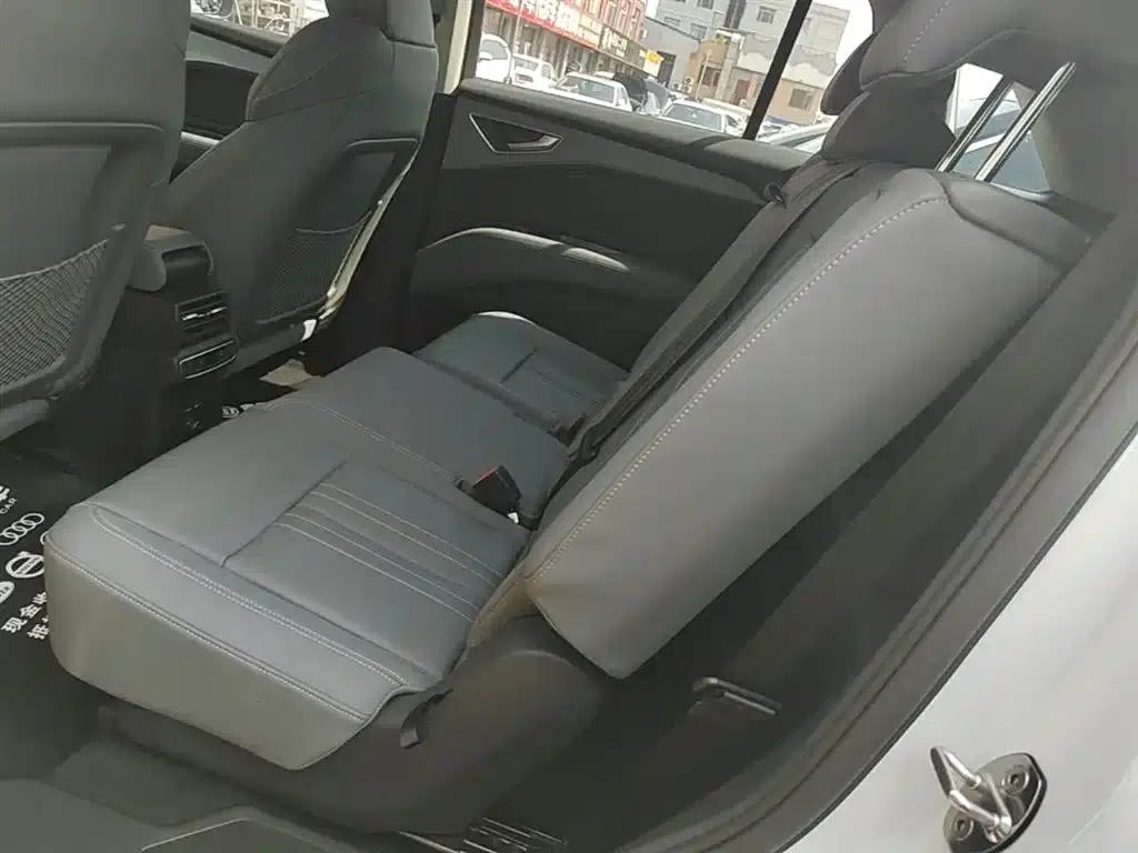 Audi Q5 e-tron 2023 Model 40 e-tron Star Edition - Fashion Set — миниатюра 17