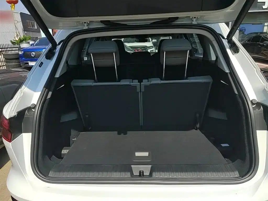 Audi Q5 e-tron 2023 Model 40 e-tron Star Edition - Fashion Set — миниатюра 19
