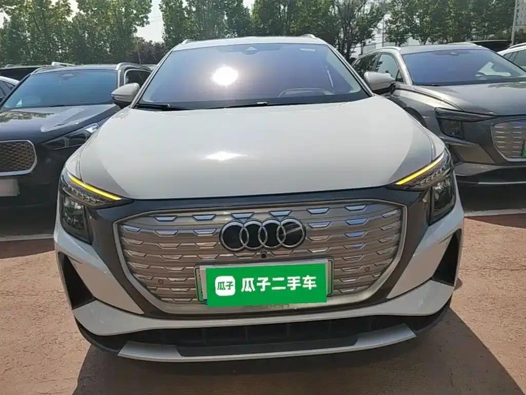 Audi Q5 e-tron 2023 Model 40 e-tron Star Edition - Fashion Set — миниатюра 3