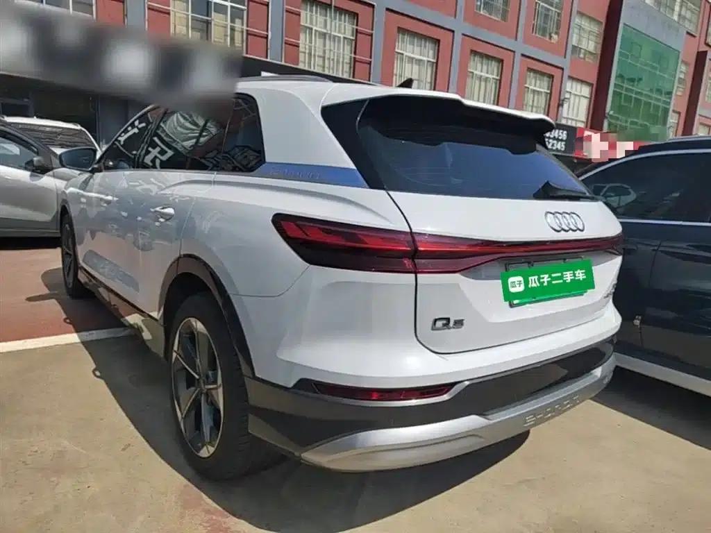 Audi Q5 e-tron 2023 Model 40 e-tron Star Edition - Fashion Set — миниатюра 5