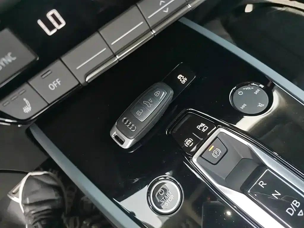 Audi Q5 e-tron 2023 Model 40 e-tron Star Edition - Fashion Set — миниатюра 9